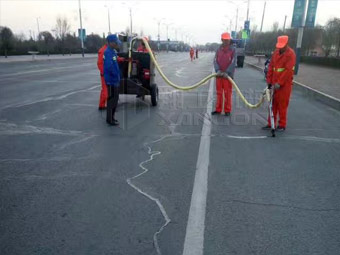 強(qiáng)化春季公路養(yǎng)護(hù)，保證道路通暢